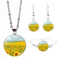 Detailweergave van zilveren zonnebloem sieradenset met ketting, armband en oorbellen - Tijdsteen Zonnebloem Stijl (JY003858-4)