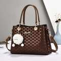 Vue détaillée du sac cabas marron foncé avec motif de lettres et breloque peluche - Café