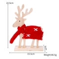 Renne de Noël en feutrine avec écharpe rouge et manteau flocon sur socle en bois - Grand
