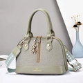 Borsa a conchiglia verde salvia con pannello intrecciato, tracolla e ciondolo orso - Verde