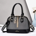 Borsa a mano in tela grigio e nero con ciondolo a forma di orso e tracolla - Nero