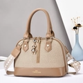 Sac à main tissé tendance en kaki avec pendentif ours et large bandoulière - Khaki Foncé