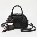 Modische schwarze Vintage Bowling-Tasche mit Knitteroptik und Mini-Anhänger-Detail - Schwarz
