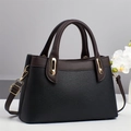 Borsa a mano in pelle con trama litchi nero e marrone e finiture dorate - Nero