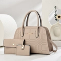 Detailset aus beiger Handtasche mit Karoprägung, langer Brieftasche und kleiner Geldbörse - Gebrochenes Weiß