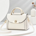 Sac bandoulière crème minimaliste avec poignée dorée et texture tissée sur le côté - L23 l11 H16 / Blanc Cassé