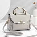 Borsa a tracolla in pelle grigio chiaro con lati intrecciati e manico in metallo dorato - L23 P11 A16 / Grigio
