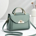 Borsa a tracolla in pelle verde salvia con manico dorato e trama laterale intrecciata - L23 P11 A16 / Verde