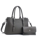 Gros plan du sac cabas en cuir gris texturé avec portefeuille assorti et détails argentés - Ensemble Sac à Main Et Portefeuille / Gris