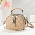 Sac bandoulière matelassé beige avec double fermeture éclair et pendentif métal - Khaki