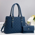Détail d'un ensemble sac à main et pochette bleu foncé avec motif à carreaux et doré métal - Bleu