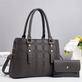Dettaglio del set borsa tote grigio scuro con motivo a rilievo e dettagli dorati - Grigio