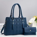 Dettaglio della borsa blu navy in pelle testurizzata con hardware dorato e motivo a quadri - Blu
