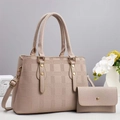 Elegante beige Tragetasche mit geometrischer Prägung, passender Geldbörse und Blumen - Gebrochenes Weiß