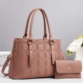 Dettaglio della borsa tote malva a scacchi goffrata con portafoglio coordinato - Rosa Polvere