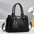 Sac à main noir à la mode avec détails dorés, texture lettres et bandoulière amovible - Noir