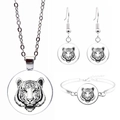 Détail de la parure de bijoux tête de tigre argentée avec collier, boucles et bracelet - Parure Tête de Tigre Art Noir et Blanc (JY003872-9)