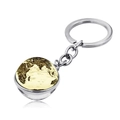 Gros plan d'un porte-clés globe avec carte du monde rétro sous verre et chaîne en métal - Style de Carte de Tons Jaunes Vintage (JY004125-9)