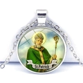 Dettaglio macro del ciondolo cabochon in vetro St. Patrick con catena in lega d'argento - Stile San Patrizio (JY004048-3)