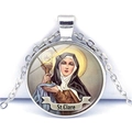 Vue détaillée du pendentif argenté Sainte Claire avec finition cabochon en verre poli - Style St. Clare (JY004048-5)