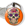 Détail du porte-clés cabochon tête de mort en sucre avec fond orange et anneau argenté - Style Floral Orange (JY004107-1)