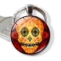 Gros plan d'un porte-clés argenté avec un motif de crâne mexicain coloré sous verre - Style Volute Rouge (JY004107-3)