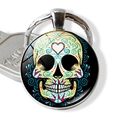 Makroaufnahme von mexikanischem Sugar-Skull-Schlüsselanhänger aus Glas und Metall - Calavera Ornament-Design (JY004107-5)