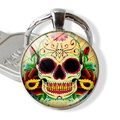 Detailansicht eines Schlüsselanhängers mit bunten Totenkopf-Motiv unter einer Glaskuppel - Bemaltes Rosen-Schädel-Design (JY004107-6)