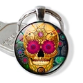 Nahaufnahme eines mexikanischen Sugar-Skull-Anhängers aus Glas mit silbernem Schlüsselring - Rosa Gänseblümchen-Schädel-Design (JY004107-8)