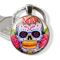 Schlüsselanhänger aus Metall mit blauem Zuckerschädel und roten Rosen unter Glas - Blaue Rosen-Schädel-Design (JY004107-10)