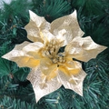 Stella di Natale artificiale dorata con centro glitterato su rami verdi di pino - Stile Oro Goffrato (Modello E)