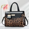 Sac à main chic à imprimé léopard et cuir verni noir avec détails métalliques dorés - Jaune Terre