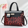 Sac à main chic à imprimé léopard rouge et noir avec serrure dorée et poignées supérieures - Bordeaux