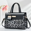 Sac à main chic à imprimé léopard avec simili cuir noir et détails dorés élégants - Noir