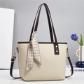 Dettaglio borsa a secchiello beige in pelle testurizzata con tracolla marrone e foulard di seta - Bianco Sporco