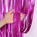 Tenda di frange metalliche opache rosa rosso per la decorazione del fondale della festa - 1m x 3m / Rosa Rosso