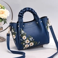 Sac à main élégant en cuir bleu marine avec broderie florale et anse tressée - L22 L12 H20 / Bleu Royal