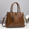 Detalle de bolso tote marrón de cuero sintético con decoración en V y asas dobles - Marrón
