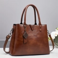 Bolso de mano retro de cuero marrón oscuro con elegantes detalles metálicos en V - Amarillo Tierra