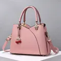 Sac à main macaron rose avec patchwork en cuir, breloque cerise et bandoulière chic - Rose