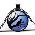 Détail du pendentif en verre chat lune bleue sur chaîne en alliage noir - Chat Ombre d'Arbre Ambiance Bleu Foncé (JY004165-5)