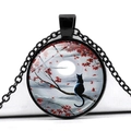 Collier avec pendentif chat sur branche, lune bleue et chaîne en métal noir élégant - Chat Feuilles Rouges au Clair de Lune Calme (JY004165-7)