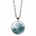 Detailweergave van de ronde blauwe maan glazen hanger ketting met zilveren schakel - Blauwe Maan (Zilver) / Zilver