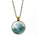 Detail van bronzen ketting hanger met blauwe maan textuur en glazen edelsteen - Blauwe Maan (Brons) / Brons
