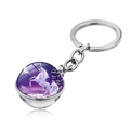 Détail d'un porte-clés boule de verre licorne avec fond de galaxie violette de rêve - Licorne Croissant Étoilé Violet (JY004210-3)