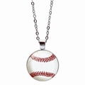 Dettaglio della collana con ciondolo da baseball con cupola in vetro e cuciture rosse - Argento