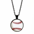 Dettaglio del ciondolo baseball in vetro con cuciture rosse e catena nera sportiva - Nero