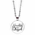 Dettaglio del ciondolo circolare d'argento con scritta Thankful & Blessed - Argento