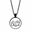 Dettaglio del ciondolo rotondo con incisione Thankful & Blessed in corsivo elegante - Nero