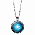 Makroansicht des Stargate Atlantis Glasanhängers mit blauem Galaxie-Wirbel und Silberkette - Silber